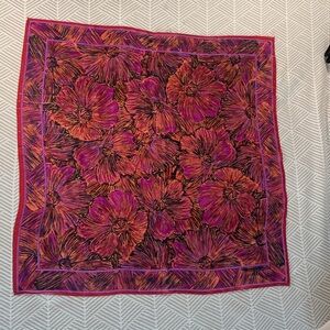 Oscar de la Renta silk scarf floral print with gold metallic lines 30” square